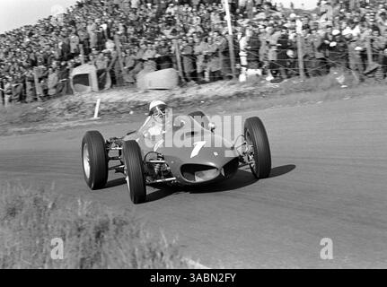 Champion du monde en titre Phil Hill (USA) Ferrari 156 a terminé troisième de la course d'ouverture de la saison... Grand Prix des pays-Bas, Zandvoort, 20 mai 1962. (Crédit image : ©Sutton Motorsports/ZUMA Press) Banque D'Images
