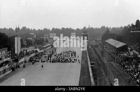 Les équipes se préparent à l'action sur la grille avant le départ de la course...Grand Prix d'Italie, Monza, 16 septembre 1962. (Crédit image : ©Sutton Motorsports/ZUMA Press) Banque D'Images