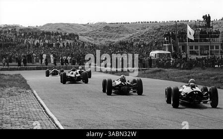 Le vainqueur de la course Jim Clark (GBR) Lotus 25 est en tête du peloton dans les premiers tours de la course... Grand Prix des pays-Bas, Zandvoort, 23 juin 1963. (Crédit image : ©Sutton Motorsports/ZUMA Press) Banque D'Images