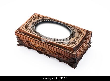 Ancienne boîte à bijoux en bois vintage isolée sur fond blanc Banque D'Images
