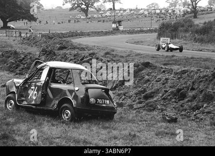 Le vainqueur de la course Jim Clark (GBR) Lotus 25 passe devant une Mini Cooper sinistrée, endommagée lors d'une course précédente..non-Championship Formula One, Gold Cup, Oulton Park, Angleterre, 1er septembre 1962. (Crédit image : ©Sutton Motorsports/ZUMA Press) Banque D'Images