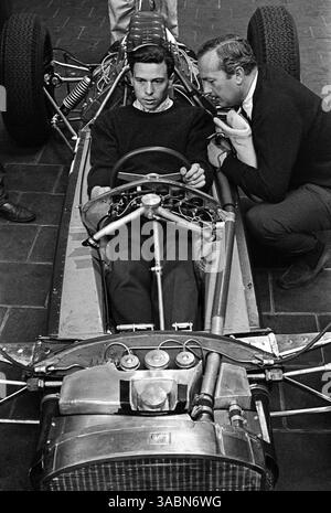 De gauche à droite) : Jim Clark (GBR), assis dans la nouvelle Lotus 25, qui a mené la course d'ouverture de la saison mais a glissé à la neuvième place quand il a rencontré des problèmes d'embrayage, s'entretient avec Colin Chapman (GBR) Lotus Team Owner... Grand Prix de Hollande, RD1, Zandvoort, 20 mai 1962. (Crédit image : ©Sutton Motorsports/ZUMA Press) Banque D'Images