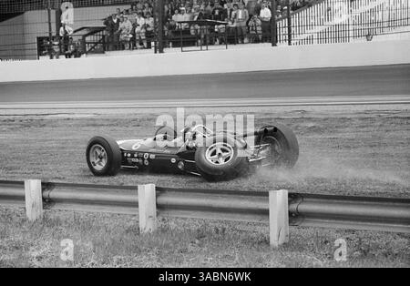 Jim Clark (GBR) Lotus Ford, s'écrase hors de la course...Indianapolis 500, Indianapolis, USA. ..30 mai 1964. (Crédit image : ©Sutton Motorsports/ZUMA Press) Banque D'Images
