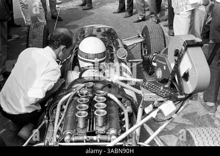 Jackie Stewart (GBR), quatrième place, porte une caméra de cinéma attachée à sa BRM P261 alors que le tournage se poursuivait pour le classique John Frankenheimer / MGM Ã’Grand Prix.Ã“..Grand Prix des pays-Bas, Zandvoort, 24 juillet 1966. (Crédit image : ©Sutton Motorsports/ZUMA Press) Banque D'Images