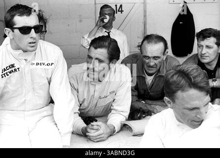 De gauche à droite) : Jackie Stewart (GBR) BRM blessé a été sauvé de sa voiture retournée à la suite d'un accident de voiture multiple au premier tour par son coéquipier Graham Hill (GBR). Dan Gurney (USA) a fait ses débuts dans son Eagle mais n'a pas été classé dans les résultats finaux..Grand Prix de Belgique, Spa-Francorchamps, 12 juin 1966. (Crédit image : ©Sutton Motorsports/ZUMA Press) Banque D'Images