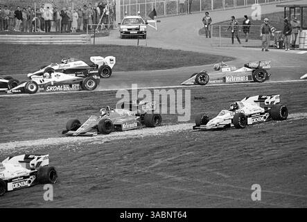Piercarlo Ghinzani (ITA) Osella FA1F (à gauche) se retire de la course dans le premier tour après avoir été impliqué dans une collision multi-voitures, tandis que Jacques Laffite (FRA) Williams FW09B (à droite) passe à l'action pour se retirer au tour 28 avec un turbo soufflé...Grand Prix d'Europe, Rd 15, Nurburgring, Allemagne, 7 octobre 1984. (Crédit image : ©Sutton Motorsports/ZUMA Press) Banque D'Images
