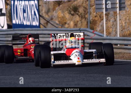 Ayrton Senna (BRA) McLaren MP4/5 devance Nigel Mansell (GBR) Ferrari 640 qui avait été frappé de drapeau noir et qui entrerait en collision avec Senna au premier virage. ..Grand Prix portugais, Estoril 24 septembre 1989. (Crédit image : ©Sutton Motorsports/ZUMA Press) Banque D'Images