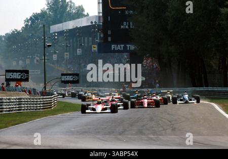 Ayrton Senna(BRA), McLaren MP4-5B, mène le peloton au premier virage..GP d'Italie - Monza, Italie, 9 septembre 1990 (crédit image : ©Sutton Motorsports/ZUMA Press) Banque D'Images