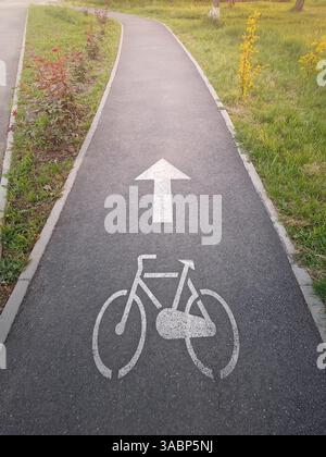 Piste cyclable balisée dans le parc. Piste pour cyclistes Banque D'Images