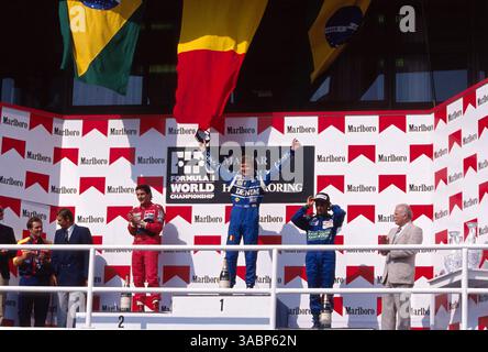 Podium et résultats : premier Thierry Boutsen (bel) Williams au milieu, deuxième Ayrton Senna (BRA) McLaren à gauche et troisième Nelson Piquet (BRA) Benetton à droite...Grand Prix de Hongrie, Hungaroring, Budapest, Hongrie, 12 août 1990. (Crédit image : ©Sutton Motorsports/ZUMA Press) Banque D'Images