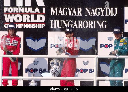 Podium et résultats : premier Ayrton Senna (BRA) McLaren au milieu, deuxième Alain Prost (FRA) McLaren à gauche et troisième Thierry Boutsen (bel) Benetton à droite...Grand Prix de Hongrie, Hungaroring, Budapest, Hongrie, 7 août 1988. (Crédit image : ©Sutton Motorsports/ZUMA Press) Banque D'Images