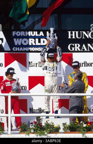 Podium et résultats : premier Nelson Piquet (BRA) Williams milieu, deuxième Alain Prost (FRA) McLaren gauche et troisième Ayrton Senna (BRA) Lotus droite...Grand Prix de Hongrie, Hungaroring, Budapest, Hongrie, 9 août 1987. (Crédit image : ©Sutton Motorsports/ZUMA Press) Banque D'Images