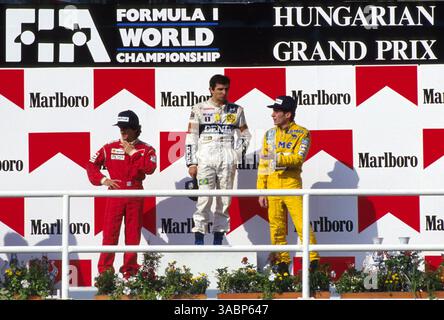 Podium et résultats : premier Nelson Piquet (BRA) Williams milieu, deuxième Alain Prost (FRA) McLaren gauche et troisième Ayrton Senna (BRA) Lotus droite...Grand Prix de Hongrie, Hungaroring, Budapest, Hongrie, 9 août 1987. (Crédit image : ©Sutton Motorsports/ZUMA Press) Banque D'Images