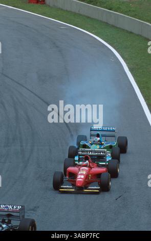 Jos Verstappen (NED) Benetton B194 tente un manège de dépassement sur Gerhard Berger (AUT) Ferrari 412T1, aucun pilote n'a terminé la course...Grand Prix du Brésil, Interlagos, 27 mars 1994 (crédit image : ©Sutton Motorsports/ZUMA Press) Banque D'Images