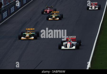 Ayrton Senna (BRA) McLaren Honda MP4/7A mène Michael Schumacher (GER) Benetton Ford B192, Martin Brundle (GBR) Benetton Ford B192, Jean Alesi (FRA) Ferrari F92A et Gerhard Berger (AUT) McLaren Honda MP4/7A...Championnat du monde de formule 1, Rd9, Grand Prix de Grande-Bretagne, Silverstone, 12 juillet 1992...meilleure image (Credit image : ©Sutton sports/ZUMA Motorpress) Banque D'Images