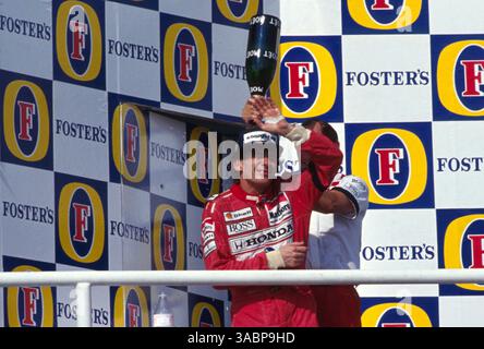 Ayrton Senna (BRA) McLaren célèbre pour la première fois avec Ron Dennis (GBR) propriétaire de l'équipe McLaren. ..Grand Prix de Hongrie, Hungaroring, Budapest, Hongrie, 11 août 1991. (Crédit image : ©Sutton Motorsports/ZUMA Press) Banque D'Images