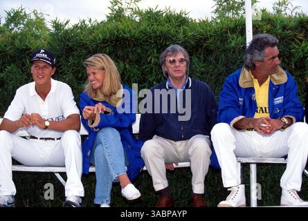 De gauche à droite) : deuxième place Michael Schumacher (GER) Benetton avec sa femme Corinna ; Bernie Ecclestone (GBR) F1 Supremo et Flavio Briatore (ITA) Benetton Team principal...Grand Prix du Portugal, Estoril, 24 septembre 1995. (Crédit image : ©Sutton Motorsports/ZUMA Press) Banque D'Images