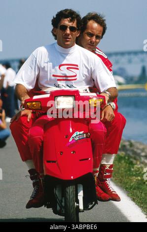 De gauche à droite) : le poteau-sitter Ayrton Senna (BRA) McLaren, qui a pris sa retraite de la course au tour 38 avec un problème électrique, donne à son coéquipier vainqueur Gerhard Berger (AUT) un coup de pouce au circuit en cyclomoteur...Grand Prix du Canada, Rd 7, Montréal, Canada, 14 juin 1992. (Crédit image : ©Sutton Motorsports/ZUMA Press) Banque D'Images