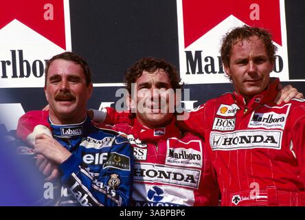 Podium et résultats : premier Ayrton Senna (BRA) McLaren au milieu, deuxième Nigel Mansell (GBR) Williams à gauche et troisième Gerhard Berger (AUT) McLaren à droite...Grand Prix de Hongrie, Hungaroring, Budapest, Hongrie, 16 août 1992. (Crédit image : ©Sutton Motorsports/ZUMA Press) Banque D'Images