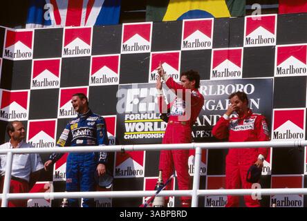 Podium et résultats : premier Ayrton Senna (BRA) McLaren au milieu, deuxième Nigel Mansell (GBR) Williams à gauche et troisième Gerhard Berger (AUT) McLaren à droite...Grand Prix de Hongrie, Hungaroring, Budapest, Hongrie, 16 août 1992. (Crédit image : ©Sutton Motorsports/ZUMA Press) Banque D'Images