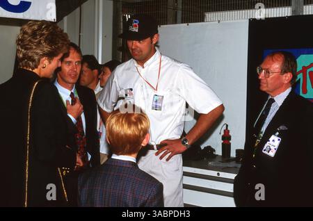 Nick Wirth (GBR) Simtek Team principal (Centre) rencontre S.A.R. Diana, Princesse de Galles et S.A.R. le Prince Harry pendant la pratique. . Grand Prix de Grande-Bretagne, Rd 8, Silverstone, Angleterre, 10 juillet 1994. (Crédit image : ©Sutton Motorsports/ZUMA Press) Banque D'Images