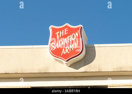 Houston, Texas, États-Unis - 4 avril 2024 : un logo de l'Armée du Salut sur le bâtiment à Houston, Texas, États-Unis. Banque D'Images