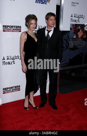 13 juin 2007. New York City . L'actrice Angelina jolie et le producteur Brad Pitt assistent à la première New-yorkaise de 'A Mighty Heart' au Ziegfeld Theatre . Dans le film Angelina jolie joue Mariane Pearl, épouse du journaliste Daniel Pearl du Wall Street Journal. Brad Pitt est le producteur du film. (Crédit image : © Sharkpixs/ZUMA Press) Banque D'Images