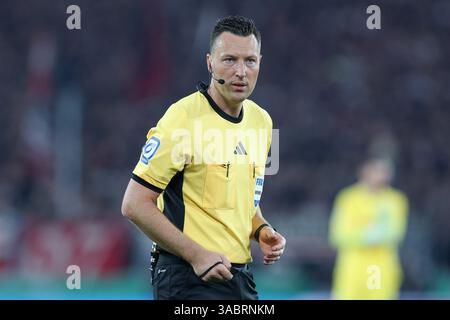 Stuttgart, Allemagne. 02 avril 2025. Fussball DFB-Pokal Halbfinale VfB Stuttgart - RB Leipzig AM 02.04.2025 in der MHPArena in Stuttgart la réglementation Schiedsrichter Sven Jablonski DFB interdit toute utilisation de photographies comme séquences d'images et/ou quasi-vidéo. Foto : Revierfoto crédit : ddp Media GmbH/Alamy Live News Banque D'Images