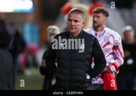 Le manager de Wrexham Phil Parkinson sort avant le match de l'EFL League One entre Cambridge United et Wrexham au Cledara Abbey Stadium, Cambridge. Banque D'Images