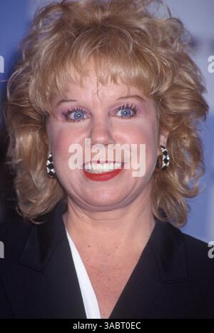 15 janv. 1995 - Los Angeles, CA, États-Unis - DENNY DILLON aux Cable Ace Awards (image crédit : © Kathy Hutchins/ZUMA Press) Banque D'Images