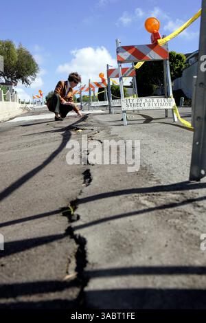 05 oct. 2007 - la Jolla, Californie, États-Unis - CINDY GOODMAN, qui habite à Caminito Avola à la Jolla, CA, examine les fissures qui se sont développées au cours des 14 derniers mois à 20 pas de la marche avant de sa maison. Certaines des fissures semblent être aussi nouvelles qu'aujourd'hui, tandis que d'autres s'enfoncent davantage, s'élargissant le long des mêmes fissures. GOODMAN et son mari, TOM GOODMAN, vivent dans la même maison depuis 9 1/2 ans et disent avoir informé la ville de San Diego à plusieurs reprises de leurs préoccupations que la pente se déplaçait. Par exemple, il y a quatorze mois - août 8, 2006 - une rupture de conduite d'eau a tiré a Banque D'Images