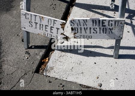05 oct. 2007 - la Jolla, Californie, États-Unis - CINDY GOODMAN, qui vit sur Caminito Avola à la Jolla, CA, souligne les fissures qui se sont développées au cours des 14 derniers mois à moins de 20 pas de la marche avant de sa maison. Certaines des fissures semblent être aussi nouvelles qu'aujourd'hui, tandis que d'autres s'enfoncent davantage, s'élargissant le long des mêmes fissures. GOODMAN et son mari, TOM GOODMAN, vivent dans la même maison depuis 9 1/2 ans et disent avoir informé la ville de San Diego à plusieurs reprises de leurs préoccupations que la pente se déplaçait. Par exemple, il y a quatorze mois - août 8, 2006 - un coup de rupture de conduite d'eau Banque D'Images
