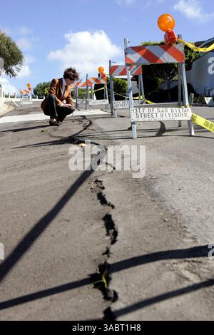 05 oct. 2007 - la Jolla, Californie, États-Unis - CINDY GOODMAN, qui habite à Caminito Avola à la Jolla, CA, examine les fissures qui se sont développées au cours des 14 derniers mois à 20 pas de la marche avant de sa maison. Certaines des fissures semblent être aussi nouvelles qu'aujourd'hui, tandis que d'autres s'enfoncent davantage, s'élargissant le long des mêmes fissures. GOODMAN et son mari, TOM GOODMAN, vivent dans la même maison depuis 9 1/2 ans et disent avoir informé la ville de San Diego à plusieurs reprises de leurs préoccupations que la pente se déplaçait. Par exemple, il y a quatorze mois - août 8, 2006 - une rupture de conduite d'eau a tiré a Banque D'Images