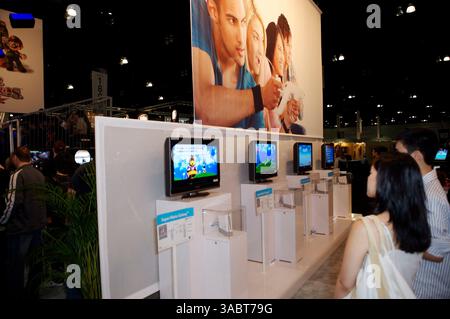 18 octobre 2007 - Los Angeles, CA, États-Unis - exposition de jeux « E for All » au Los Angeles Convention Center. Nintendo Showcase nouveau jeu pour la console de jeu vidéo Wii. (Crédit image : © Karl Polverino/ZUMA Press) Banque D'Images