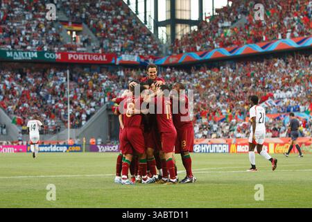 Les joueurs de l'équipe portugaise célèbrent un but contre l'Angola lors d'un match de Coupe du monde de la FIFA du Groupe d le 11 juin 2006 à Cologne, en Allemagne. Usage éditorial exclusif. Utilisation commerciale interdite. (Photographie de Jonathan Paul Larsen / Diadem images) Banque D'Images