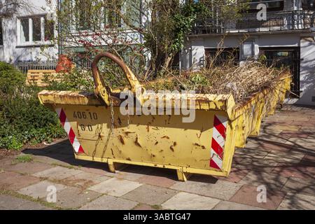 Conteneur, conteneur de déchets, sauter avec des déchets de jardin ou d'usine, Brême, Allemagne, Europe Banque D'Images
