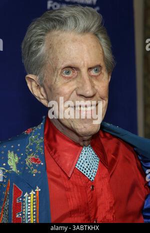 Oct 29, 2007 - Nashville, Tennessee, USA - le musicien country porter Wagoner, qui a aidé à lancer la carrière de Dolly Parton, est décédé à Nashville à l'âge de 80 ans après avoir souffert d'un cancer du poumon. Le chanteur, célèbre pour ses costumes de strass, a eu sa propre émission de télévision américaine qui a duré 21 ans jusqu'en 1981. De 1967 à 74, Parton joue en duo avec Wagoner jusqu'à ce qu'il trouve une renommée mondiale en tant que chanteur solo. PHOTO : 8 février 2007 - Los Angeles, CA, USA - PORTER WAGONER arrive à la Fondation Grammy pour le 9e projet annuel de préservation de la musique 'The Soul of Country' pour célébrer la magie et l'histoire de la musique country. (Crédit Ima Banque D'Images