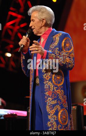 Oct 29, 2007 - Nashville, Tennessee, USA - le musicien country porter Wagoner, qui a aidé à lancer la carrière de Dolly Parton, est décédé à Nashville à l'âge de 80 ans après avoir souffert d'un cancer du poumon. Le chanteur, célèbre pour ses costumes de strass, a eu sa propre émission de télévision américaine qui a duré 21 ans jusqu'en 1981. De 1967 à 74, Parton joue en duo avec Wagoner jusqu'à ce qu'il trouve une renommée mondiale en tant que chanteur solo. PHOTO : 14 avril 2007 - Nashville, TN, États-Unis - chanteur PORTER WAGONER se produit en direct au Grand Ole Opry. (Crédit image : © Jason Moore/ZUMA Press) Banque D'Images