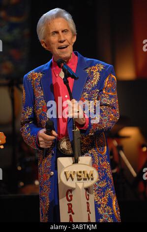 Oct 29, 2007 - Nashville, Tennessee, USA - le musicien country porter Wagoner, qui a aidé à lancer la carrière de Dolly Parton, est décédé à Nashville à l'âge de 80 ans après avoir souffert d'un cancer du poumon. Le chanteur, célèbre pour ses costumes de strass, a eu sa propre émission de télévision américaine qui a duré 21 ans jusqu'en 1981. De 1967 à 74, Parton joue en duo avec Wagoner jusqu'à ce qu'il trouve une renommée mondiale en tant que chanteur solo. PHOTO : 14 avril 2007 - Nashville, TN, États-Unis - chanteur PORTER WAGONER se produit en direct au Grand Ole Opry. (Crédit image : © Jason Moore/ZUMA Press) Banque D'Images