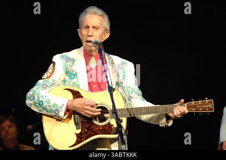 Oct 29, 2007 - Nashville, Tennessee, USA - le musicien country porter Wagoner, qui a aidé à lancer la carrière de Dolly Parton, est décédé à Nashville à l'âge de 80 ans après avoir souffert d'un cancer du poumon. Le chanteur, célèbre pour ses costumes de strass, a eu sa propre émission de télévision américaine qui a duré 21 ans jusqu'en 1981. De 1967 à 74, Parton joue en duo avec Wagoner jusqu'à ce qu'il trouve une renommée mondiale en tant que chanteur solo. PHOTO : juin 06, 2007 - Nashville, TN, USA - le musicien PORTER WAGONER se produit en direct au Marty Stuart Late Night Jam qui a eu lieu au légendaire Ryman Auditorium. (Crédit image : © Jason Moore/ZUMA Press) Banque D'Images