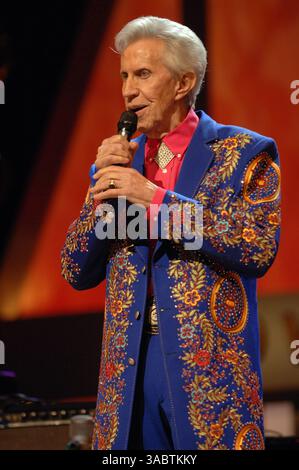 Oct 29, 2007 - Nashville, Tennessee, USA - le musicien country porter Wagoner, qui a aidé à lancer la carrière de Dolly Parton, est décédé à Nashville à l'âge de 80 ans après avoir souffert d'un cancer du poumon. Le chanteur, célèbre pour ses costumes de strass, a eu sa propre émission de télévision américaine qui a duré 21 ans jusqu'en 1981. De 1967 à 74, Parton joue en duo avec Wagoner jusqu'à ce qu'il trouve une renommée mondiale en tant que chanteur solo. PHOTO : 14 avril 2007 - Nashville, TN, États-Unis - chanteur PORTER WAGONER se produit en direct au Grand Ole Opry. (Crédit image : © Jason Moore/ZUMA Press) Banque D'Images
