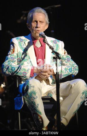 Oct 29, 2007 - Nashville, Tennessee, USA - le musicien country porter Wagoner, qui a aidé à lancer la carrière de Dolly Parton, est décédé à Nashville à l'âge de 80 ans après avoir souffert d'un cancer du poumon. Le chanteur, célèbre pour ses costumes de strass, a eu sa propre émission de télévision américaine qui a duré 21 ans jusqu'en 1981. De 1967 à 74, Parton joue en duo avec Wagoner jusqu'à ce qu'il trouve une renommée mondiale en tant que chanteur solo. PHOTO : juin 06, 2007 - Nashville, TN, USA - le musicien PORTER WAGONER se produit en direct au Marty Stuart Late Night Jam qui a eu lieu au légendaire Ryman Auditorium. (Crédit image : © Jason Moore/ZUMA Press) Banque D'Images