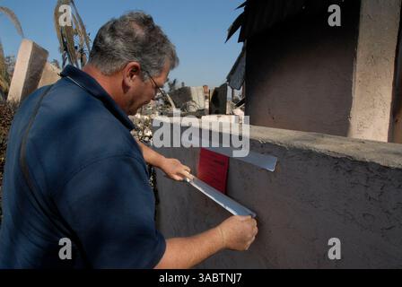 Oct 26, 2007 - San Diego, CA, Etats-Unis - DAVID LONG avec la ville de San Diego affiche un panneau ne pas entrer sur les maisons de renversement après un incendie ravagé dans le quartier de San Diego de Rancho Bernardo. Les résidents ont entamé le processus de nettoyage et de rétablissement alors que les pompiers combattent encore cinq incendies majeurs dans le nord et l'est du comté. (Crédit image : © Earl S. Cryer/ZUMA Press) Banque D'Images