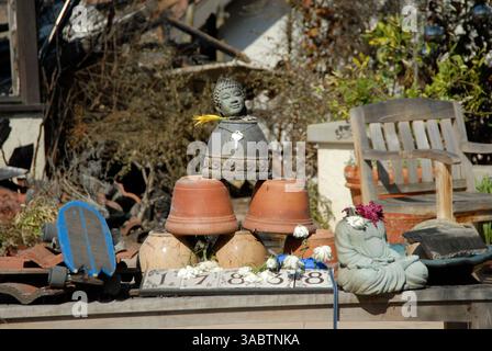 Oct 26, 2007 - San Diego, CA, États-Unis - les résidents ont commencé le processus de nettoyage et de récupération alors que les pompiers combattent encore cinq incendies majeurs dans les parties nord et est du comté. (Crédit image : © Earl S. Cryer/ZUMApress.com) Banque D'Images