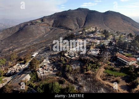 Oct 26, 2007 - San Diego, Californie, États-Unis - des maisons carbonisées bordent la colline dans une zone au nord du lac Hodges près d'Escondido le vendredi 26 octobre 2007. (Crédit image : © K.C. Alfred/SDU-T/ZUMA Press) RESTRICTIONS : les journaux de LA et du comté d'Orange NE sont PLUS disponibles ! Et USA Tabloid DROITS DE SORTIE ! Banque D'Images