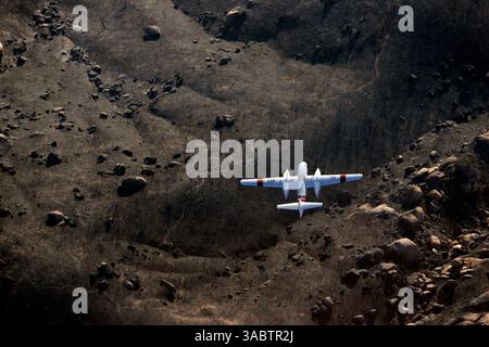 Oct 26, 2007 - San Diego, Californie, Etats-Unis - Un avion retardateur de feu CDF survole des collines carbonisées tout en combattant un incendie près de Lyons Valley dans l'est du comté de San Diego le vendredi 26 octobre 2007. (Crédit image : © K.C. Alfred/SDU-T/ZUMA Press) RESTRICTIONS : les journaux de LA et du comté d'Orange NE sont PLUS disponibles ! Et USA Tabloid DROITS DE SORTIE ! Banque D'Images