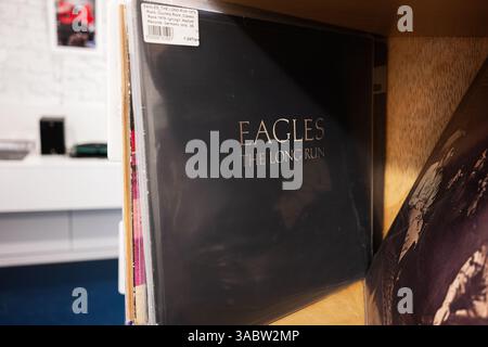 Lviv, Ukraine - 01 avril 2025 : un disque vinyle d'Eagles the long Run de 1979 affiché sur une étagère en bois. Banque D'Images
