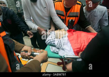 Naplouse, Palestine. 02 avril 2025. (NOTE DE LA RÉDACTION : image représente la mort)les Palestiniens portent le corps de Hamza Khammash, 33 ans, lors de ses funérailles dans la vieille ville. Khammash a été tué dans une opération militaire israélienne dans la vieille ville de Naplouse en Cisjordanie. Crédit : SOPA images Limited/Alamy Live News Banque D'Images