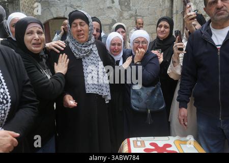 Naplouse, Palestine. 02 avril 2025. Parents et amis pleurent lors des funérailles du palestinien Hamza Khammash, 33 ans, tué lors d'une opération militaire israélienne dans la vieille ville de Naplouse en Cisjordanie. Crédit : SOPA images Limited/Alamy Live News Banque D'Images