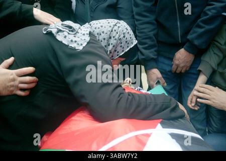 Naplouse, Palestine. 02 avril 2025. (NOTE DE LA RÉDACTION : image représente la mort) parents et amis pleurent pendant les funérailles du palestinien Hamza Khammash, 33 ans, tué dans une opération militaire israélienne dans la vieille ville de Naplouse en Cisjordanie. Crédit : SOPA images Limited/Alamy Live News Banque D'Images